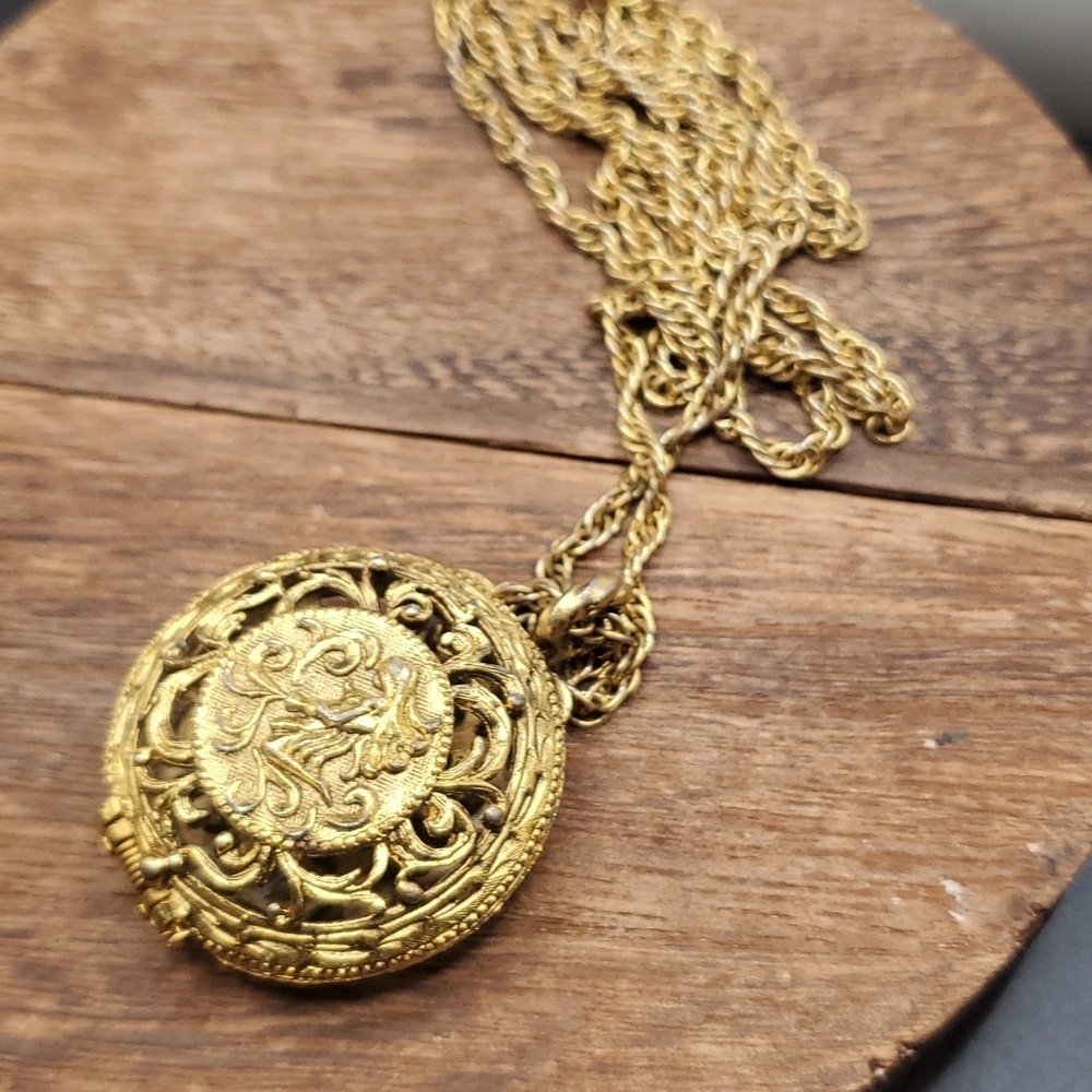 Openwork‎ stunning Victorian necklace locket opens N3329 Greek goddess